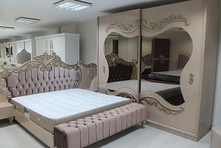 bedroom with Mirror